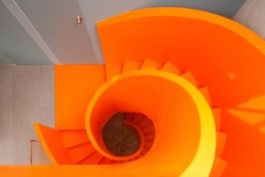 monoliticke schodisko xs vretenove oranžová farba beton v interieri brutalizmus lima stavebnictvo a byvanie