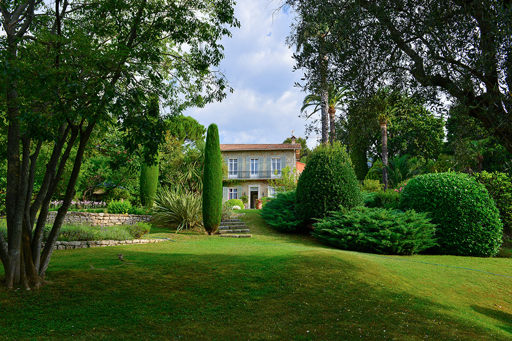 12 The extent of the garden is quite unusual for the area