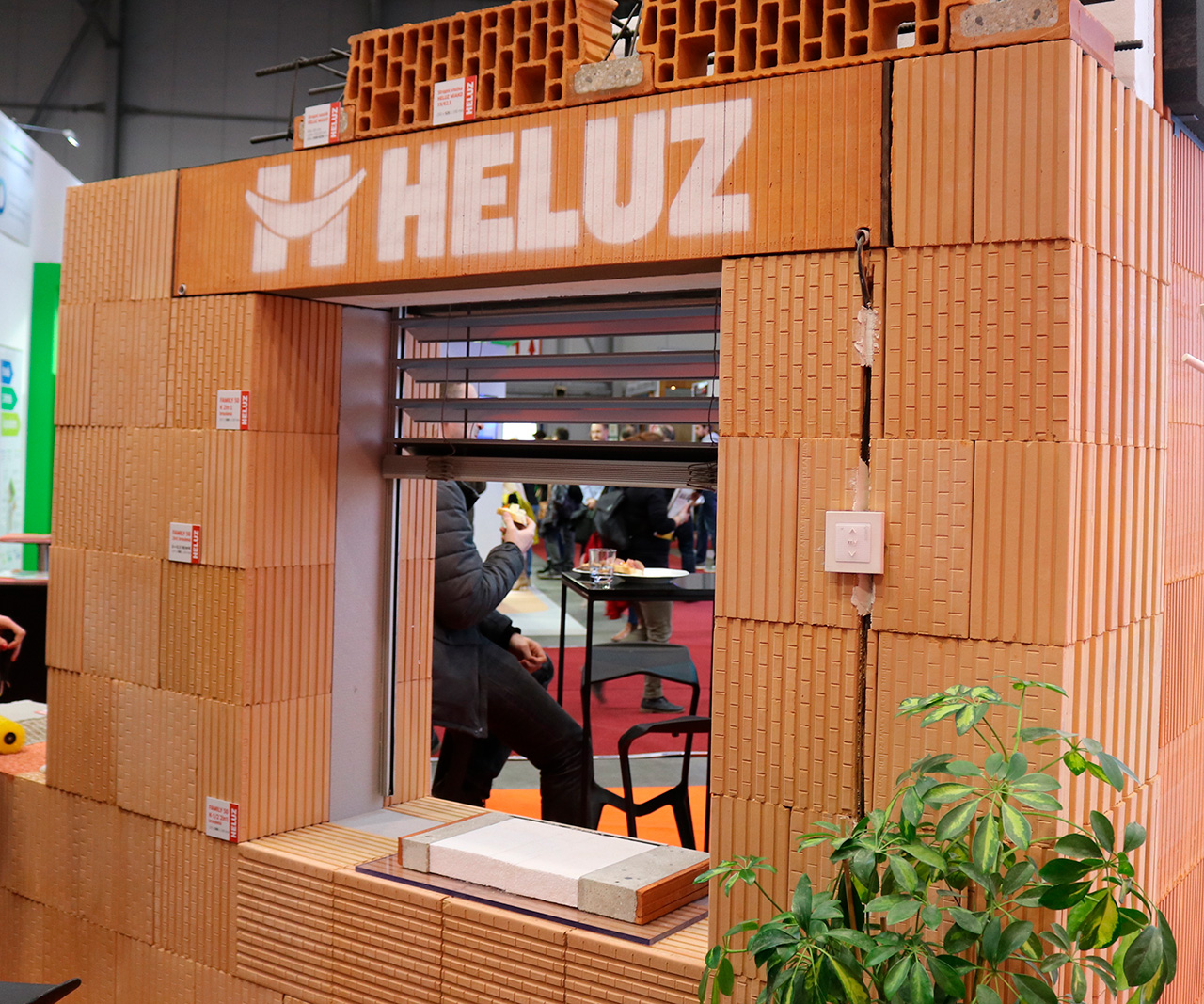 Nový žalúziový a roletový preklad HELUZ FAMILY 3in1 zabezpečí tepelný komfort 01 PŘEKLAD HELUZ FAMILY 3in1 nosný realizace