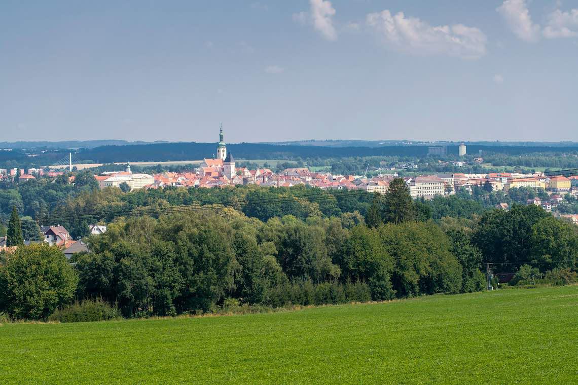 Dom, ktorý levituje a rozkročil sa cez dva pozemky 02