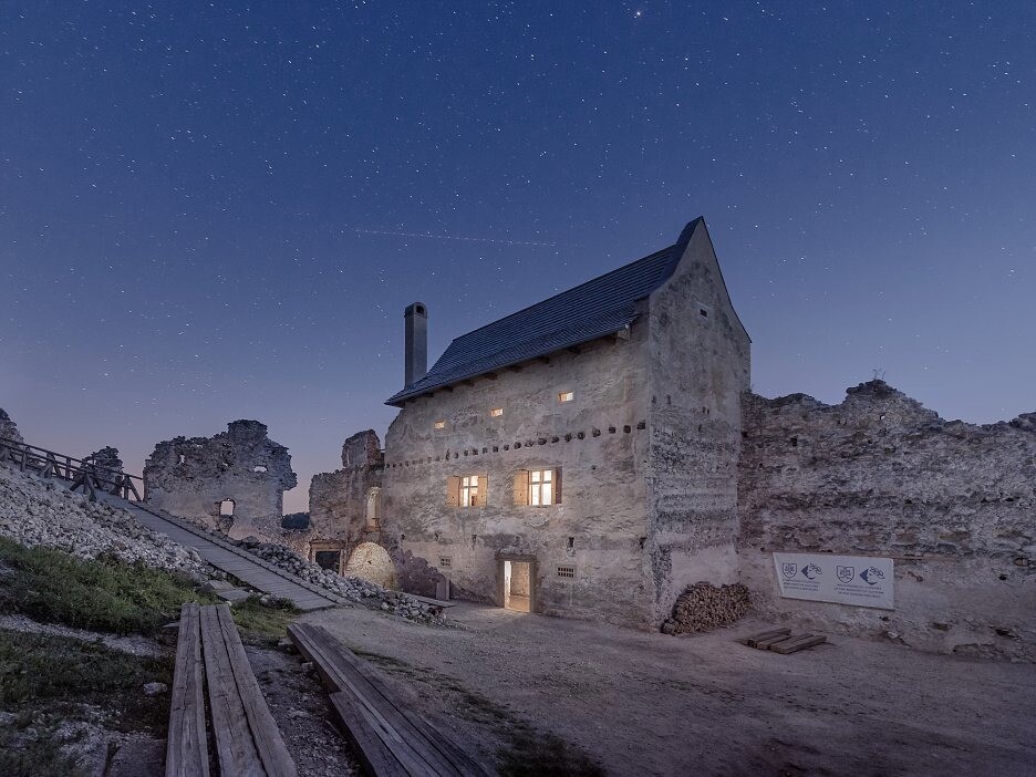 hrad uhrovec obnova hospodarskej