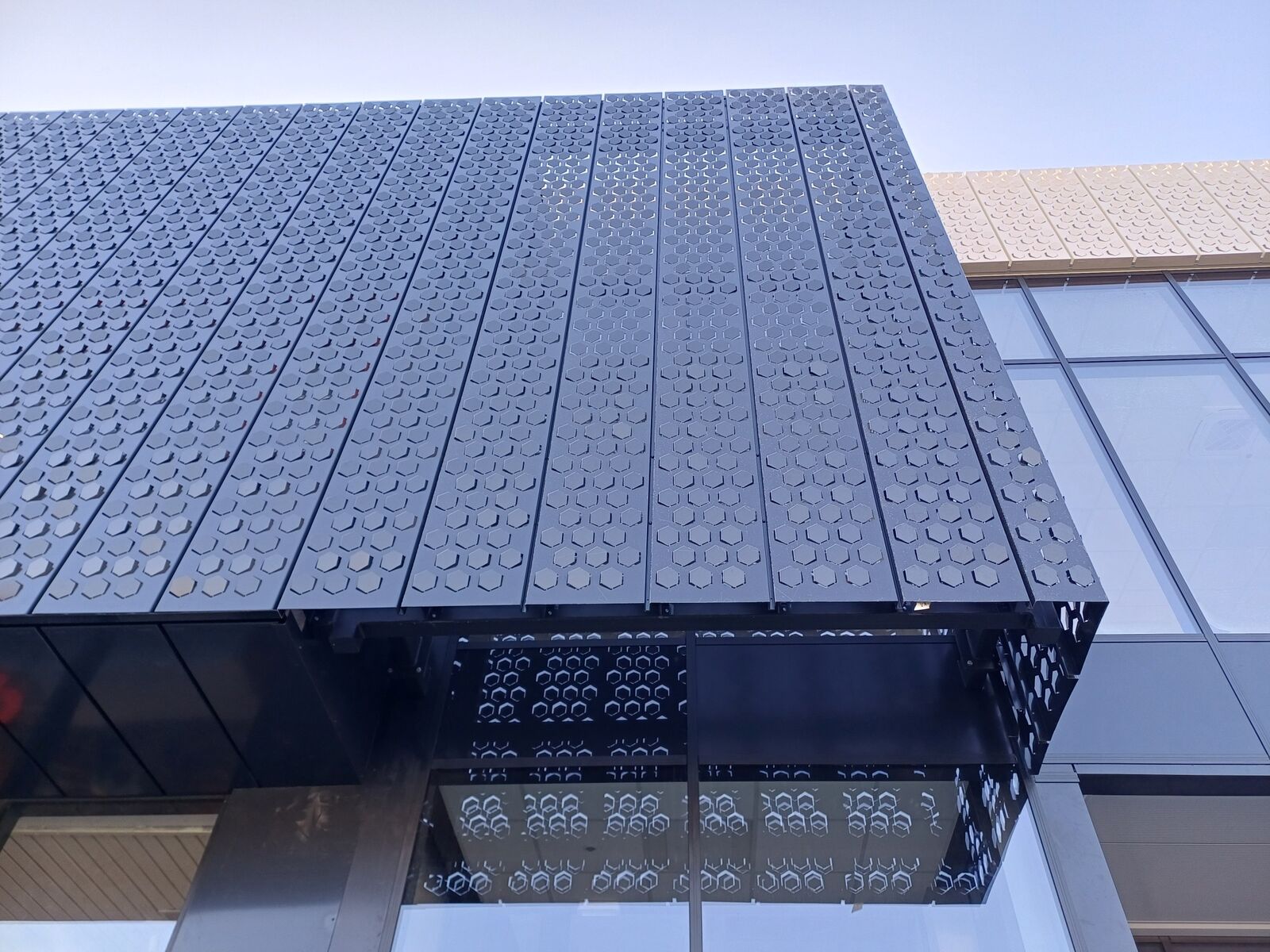 AVG METAL PERFOROVANÉ HLINÍKOVÉ FASÁDY PRE MODERNÚ ARCHITEKTÚRU