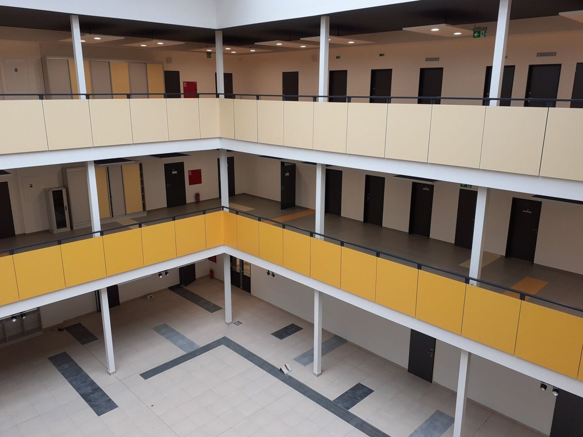 zdravotnicka skola interier poschodia