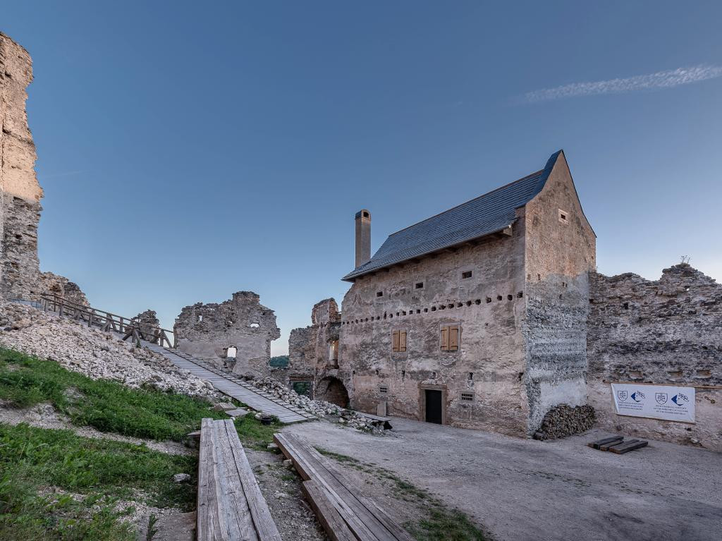 HRAD UHROVEC cezaar