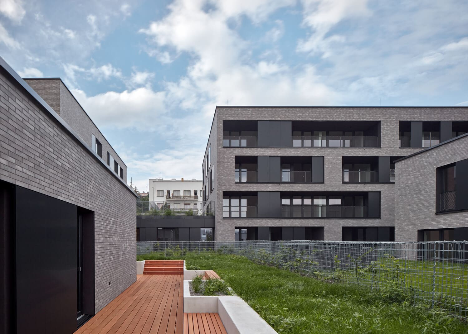 kuba pilar architekti four houses in one boysplaynice 04 kuba pilar architekti four houses in one boysplaynice