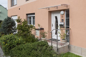 Vchod do rodinneho domku s namontovanym stavebnicovym zabradlim J.A.P. foto zdroj J.A.P. Slovakia