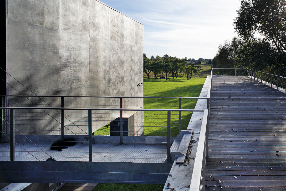 09_terrace_over_the_swimming-pool