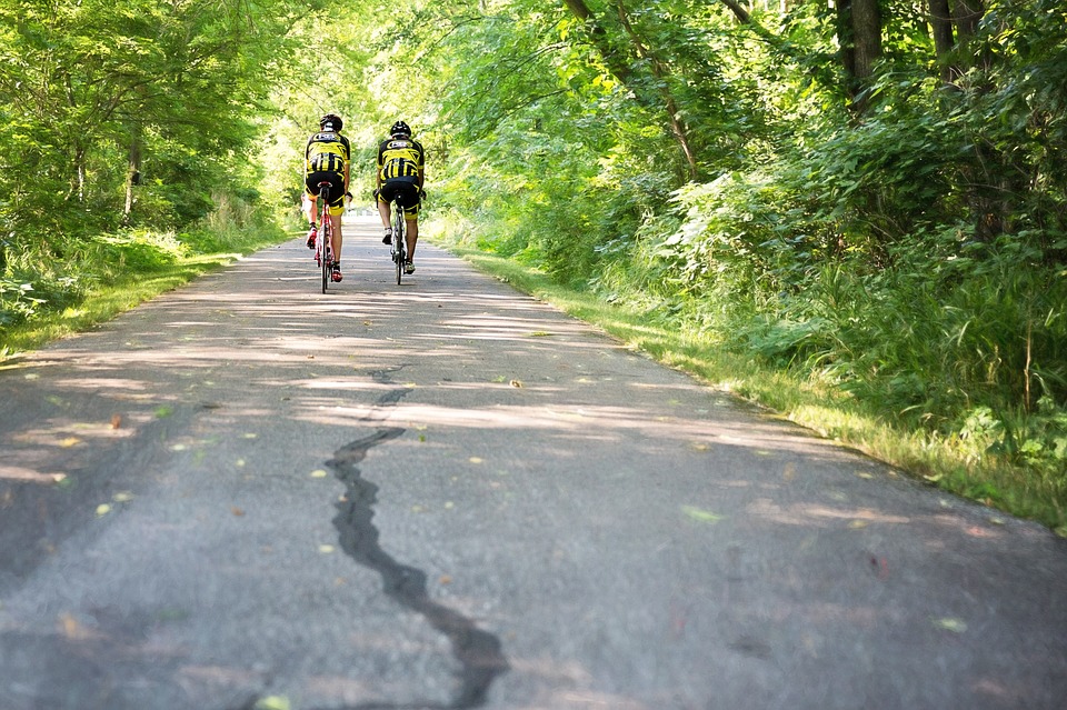 two men on bicycles 1509960 960 720