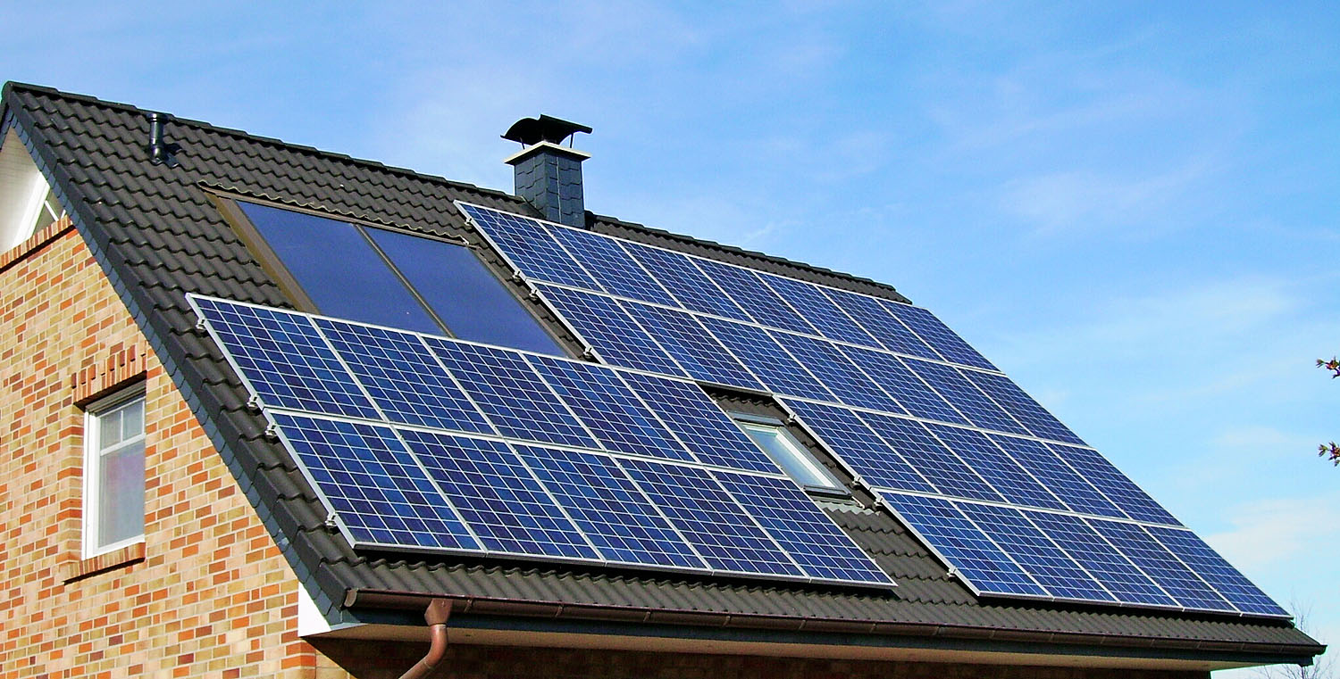 Reder_constructions_Inc._solar_panels_on_a_roof
