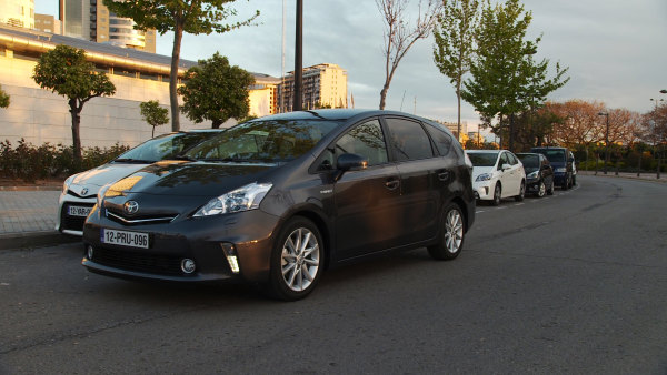 Toyota_Priusplus_05